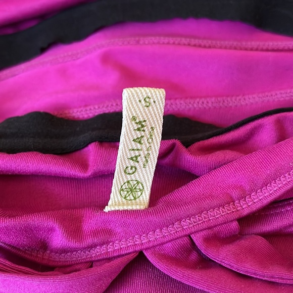 Gaiam yoga top built in bra size small fuchsia - Picture 4 of 5